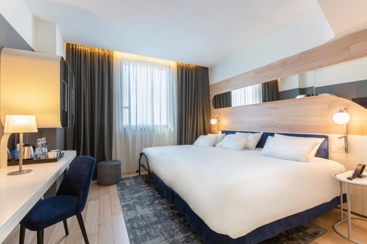 Voco Milan-Fiere By Ihg Hotel Exterior photo