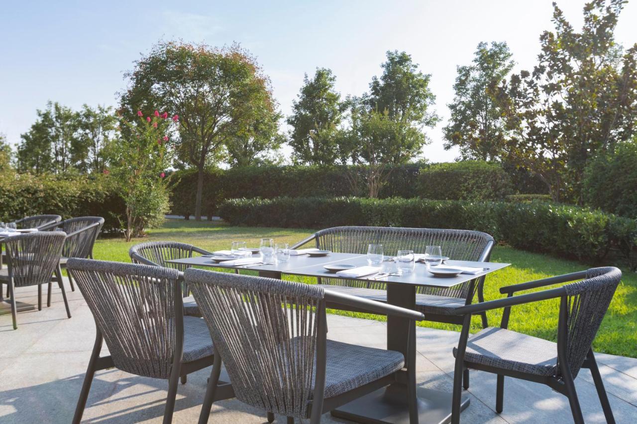 Voco Milan-Fiere By Ihg Hotel Exterior photo