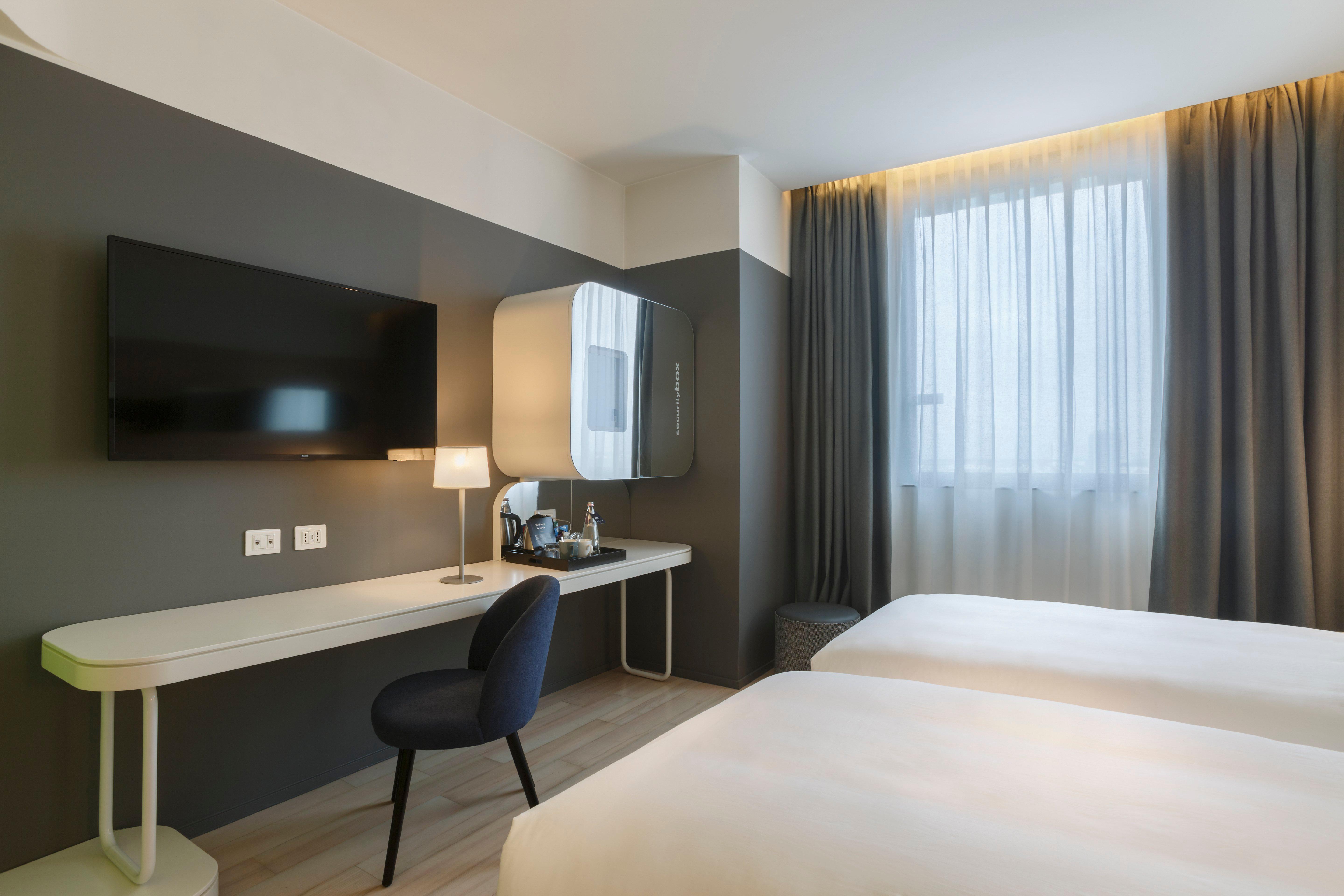 Voco Milan-Fiere By Ihg Hotel Exterior photo