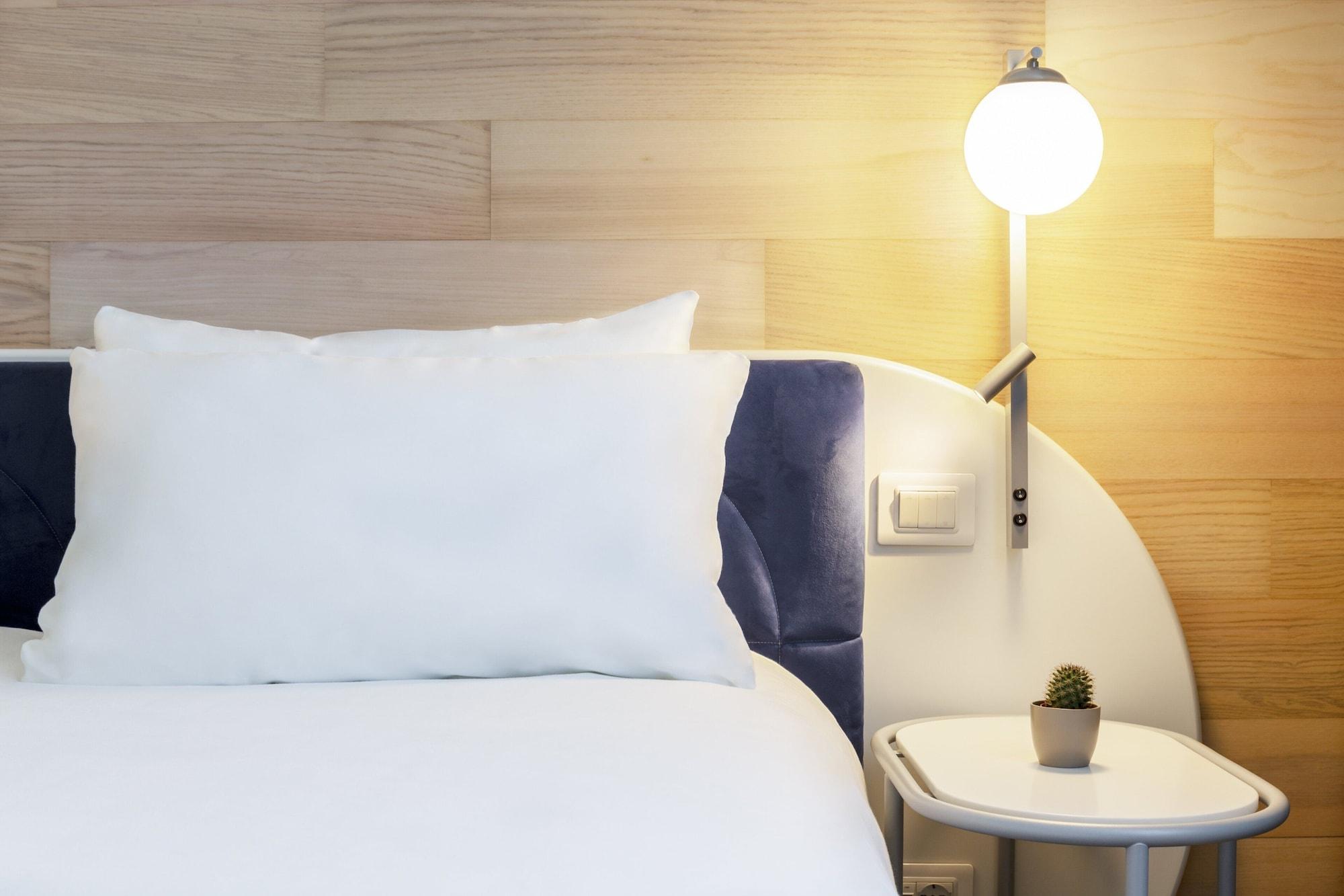 Voco Milan-Fiere By Ihg Hotel Exterior photo